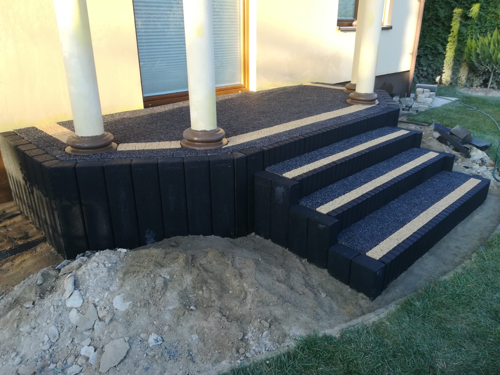 Strefa wejściowa i schody z kostki brukowej