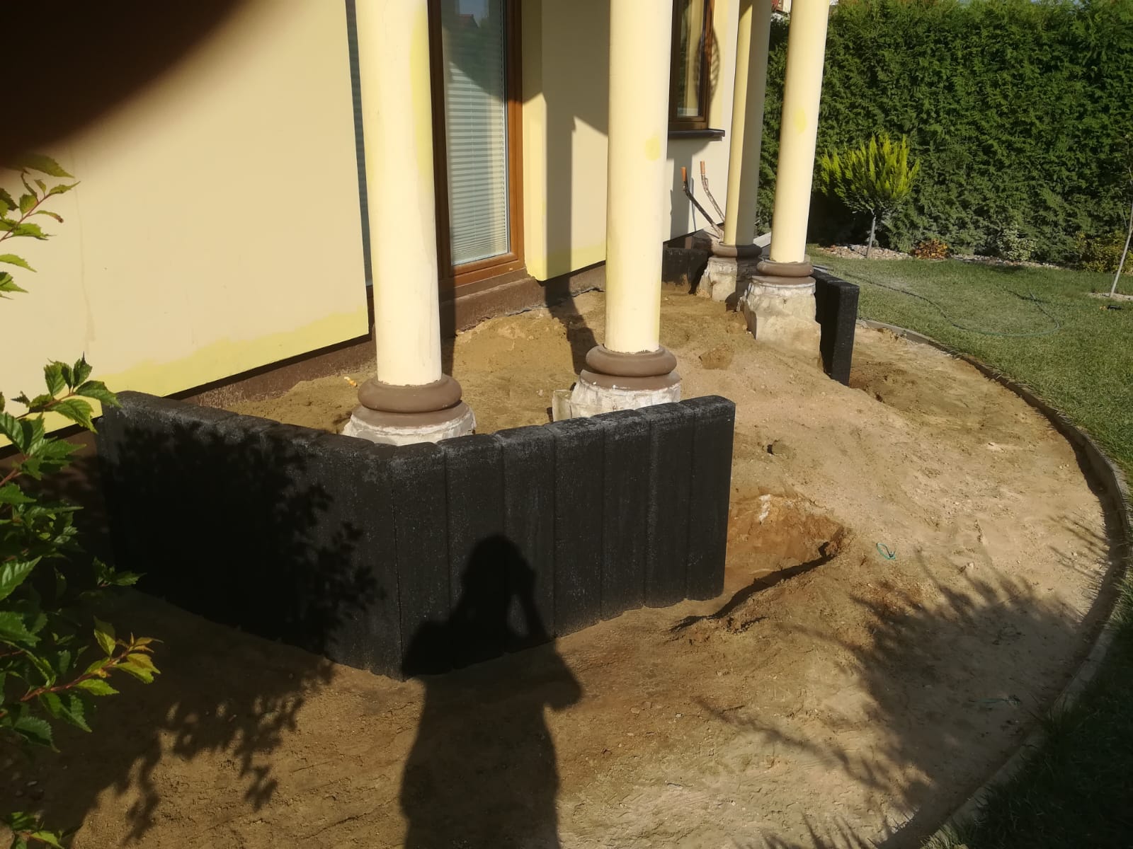 Strefa wejściowa i schody z kostki brukowej