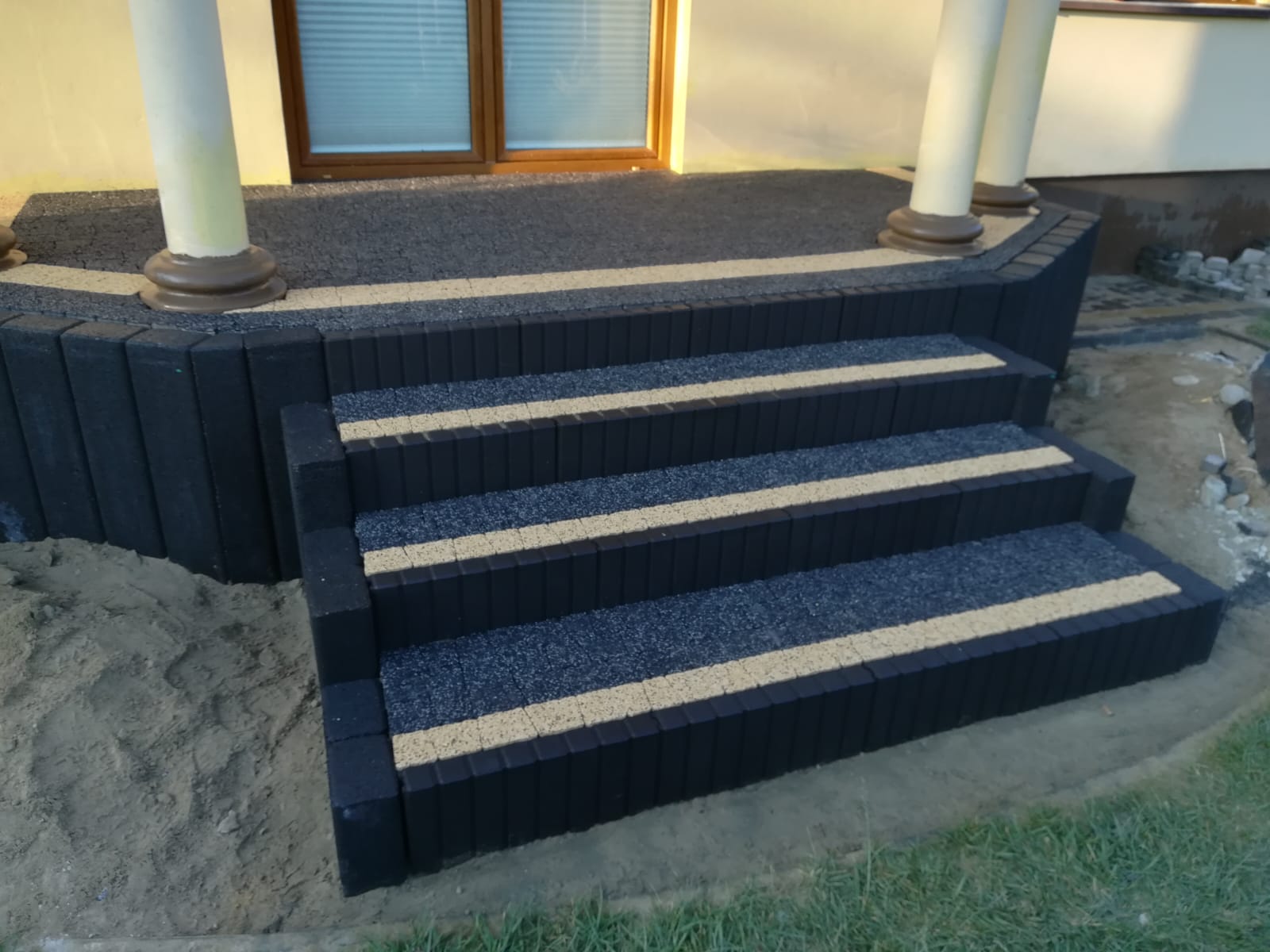 Strefa wejściowa i schody z kostki brukowej