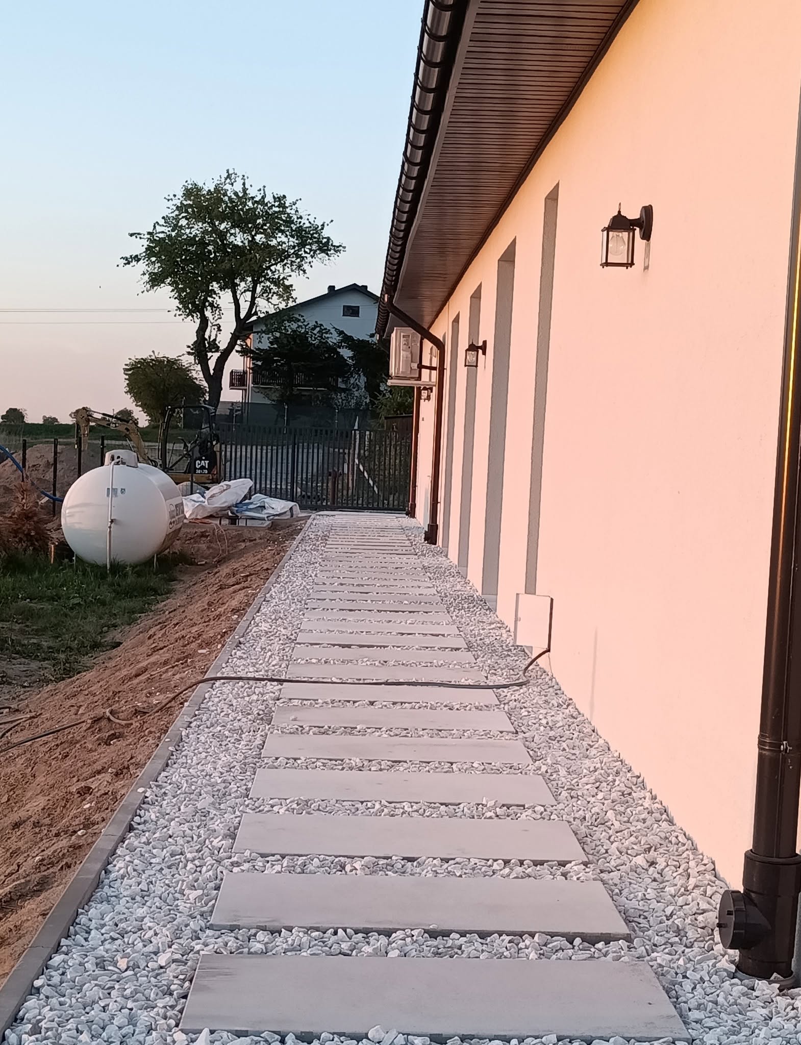 Nowoczesne zagospodarowanie posesji — taras, ścieżki i opaski