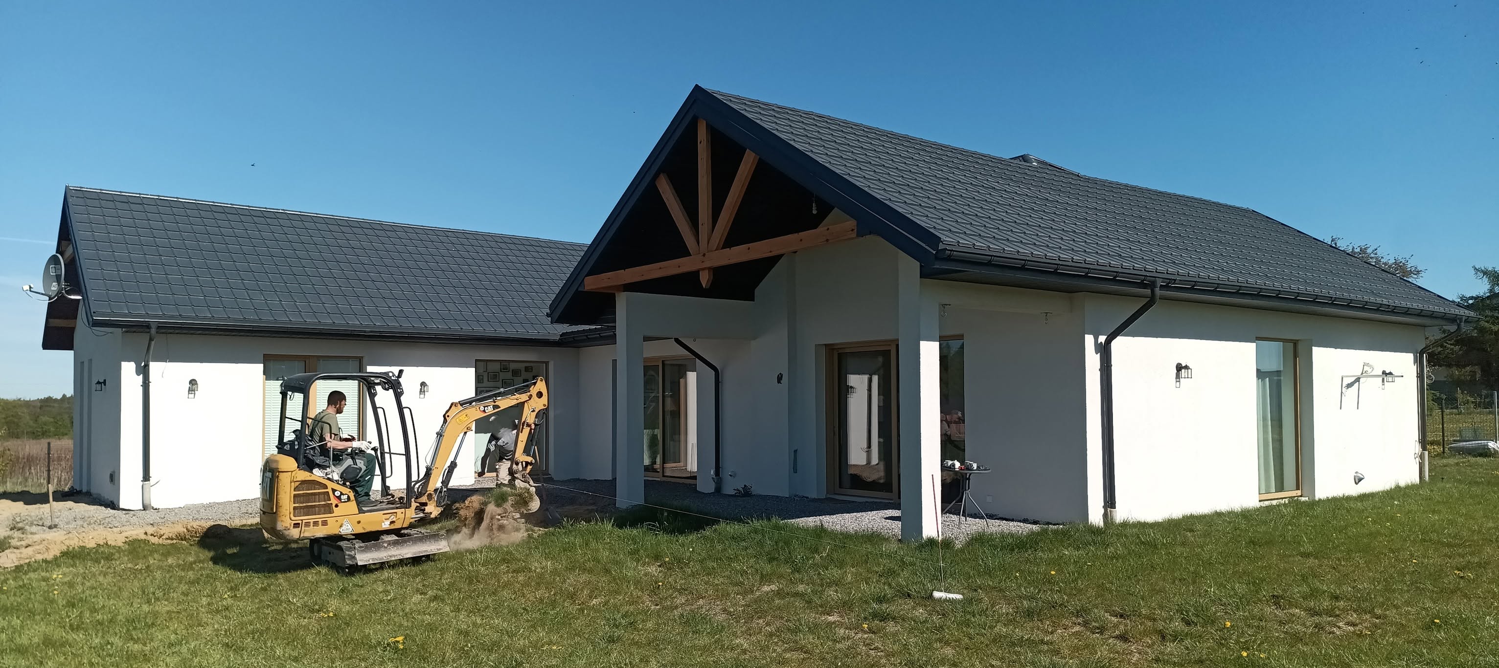 Nowoczesne zagospodarowanie posesji — taras, ścieżki i opaski