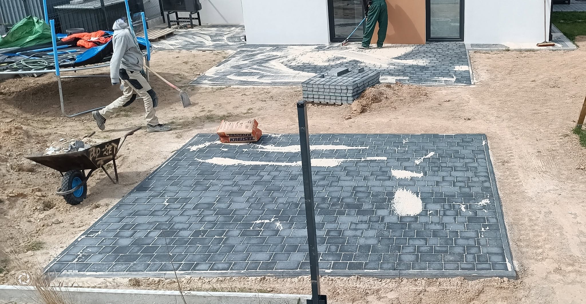 Taras, wiata śmietnikowa i nawierzchnia pod basen — wg projektu