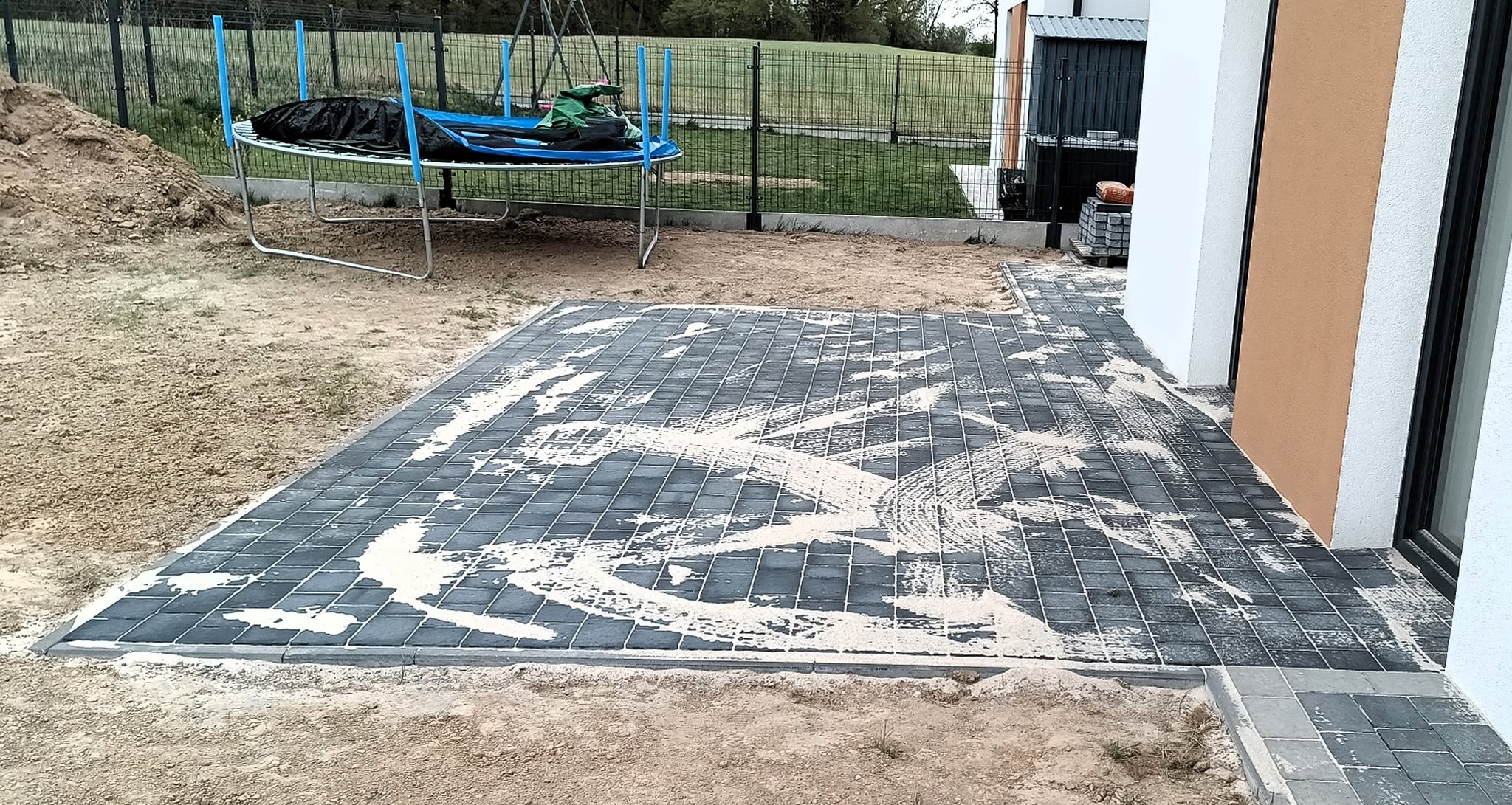 Taras, wiata śmietnikowa i nawierzchnia pod basen — wg projektu