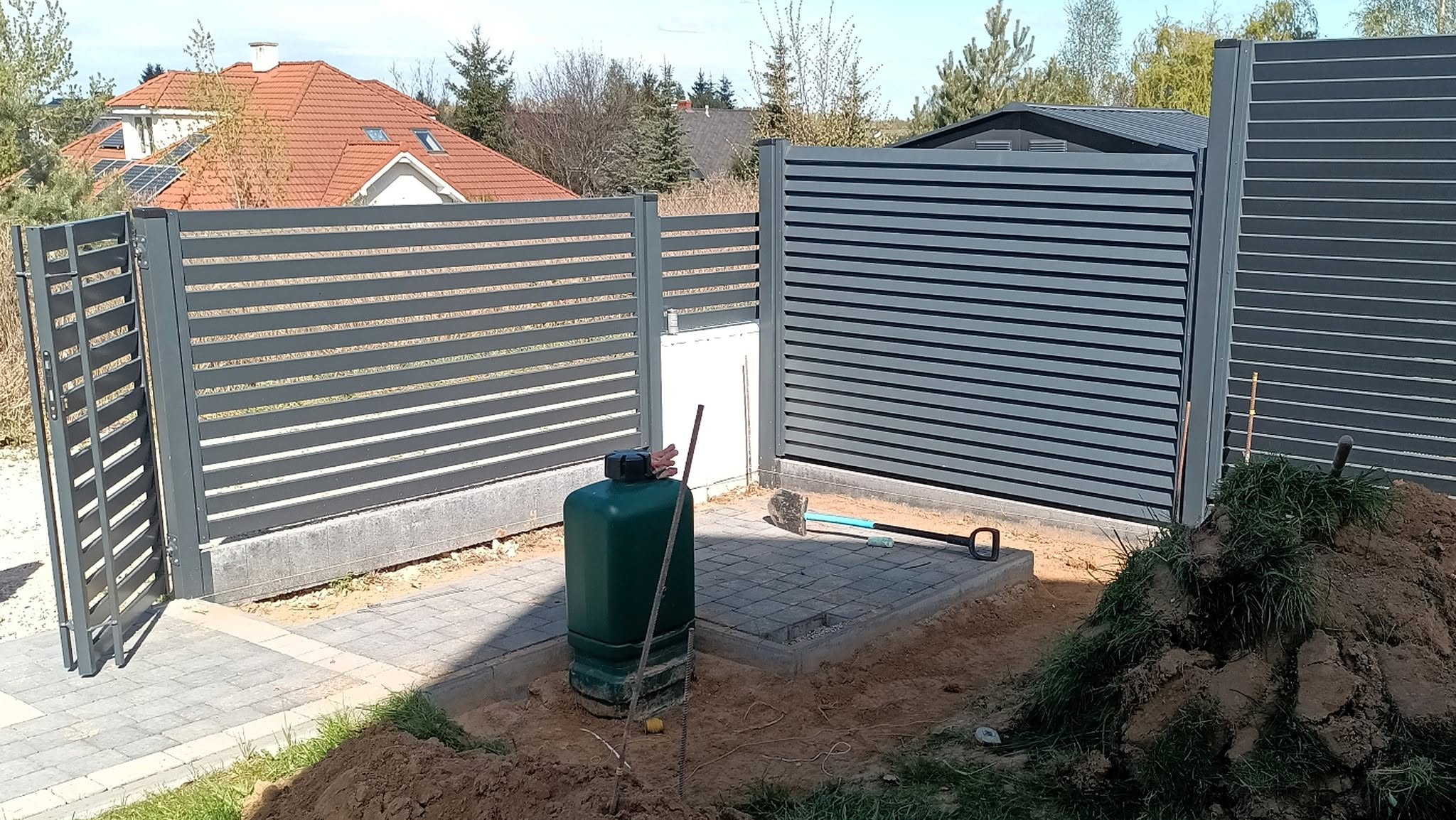 Taras, wiata śmietnikowa i nawierzchnia pod basen — wg projektu