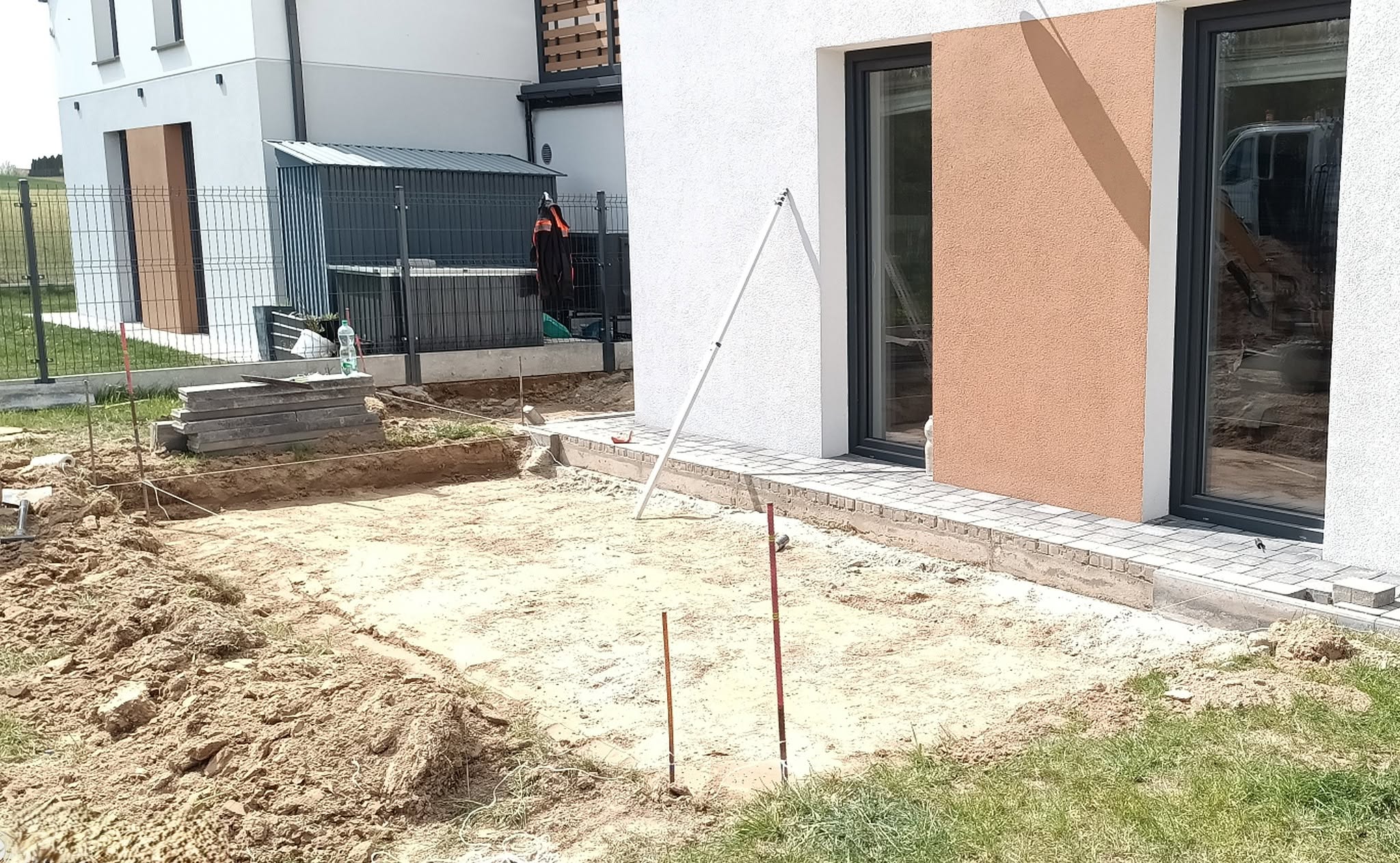 Taras, wiata śmietnikowa i nawierzchnia pod basen — wg projektu