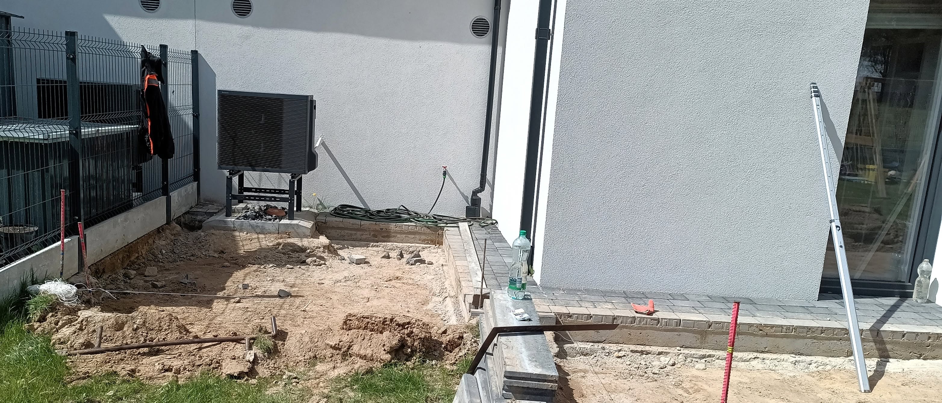 Taras, wiata śmietnikowa i nawierzchnia pod basen — wg projektu